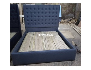 A SQUARE TUFTED BED