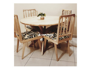Round dining table